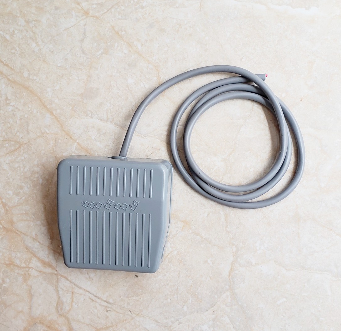 C&ocirc;ng tắc b&agrave;n đạp 10A 250V vỏ nhựa TFS-201
