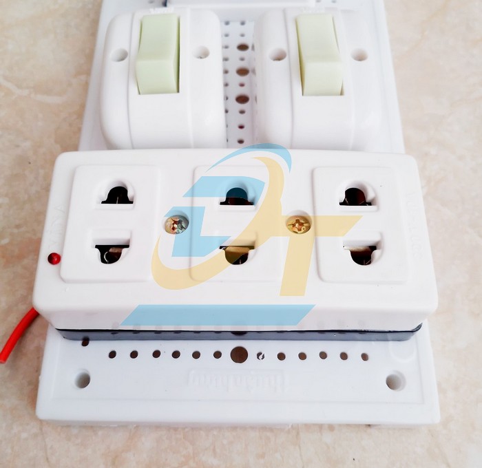 Bảng điện nổi 2 c&ocirc;ng tắc, 1 cầu ch&igrave;, 1 ổ cắm VINA TL-2 TL-2 VietNam | Gi&aacute; rẻ nhất - C&ocirc;ng Ty TNHH Thương Mại Dịch Vụ Đạt T&acirc;m
