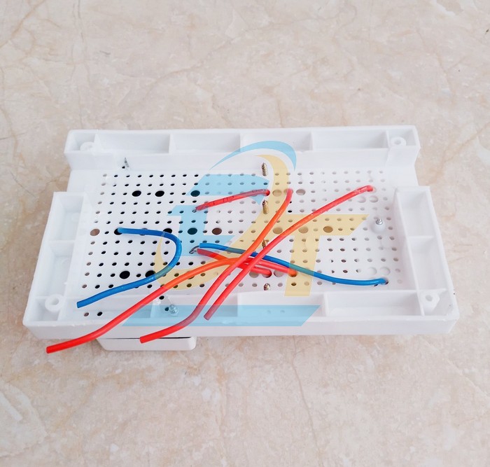 Bảng điện nổi 2 c&ocirc;ng tắc, 1 cầu ch&igrave;, 1 ổ cắm VINA TL-2 TL-2 VietNam | Gi&aacute; rẻ nhất - C&ocirc;ng Ty TNHH Thương Mại Dịch Vụ Đạt T&acirc;m