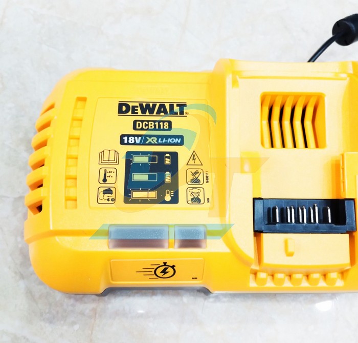 Sạc đa năng 10.8V-18V Dewalt DCB118-KR  DEWALT | Gi&aacute; rẻ nhất - C&ocirc;ng Ty TNHH Thương Mại Dịch Vụ Đạt T&acirc;m